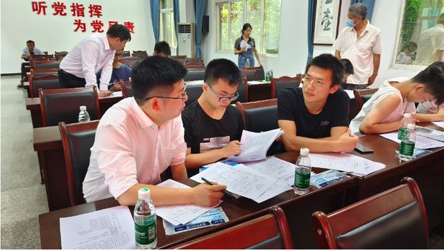 宜賓市南溪區(qū)黃沙鎮(zhèn)舉辦高考志愿填報(bào)指導(dǎo)公益活動(dòng)，助力學(xué)子精準(zhǔn)規(guī)劃未來(lái)